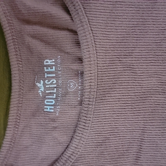 Hollister tshirt - Picture 2 of 2